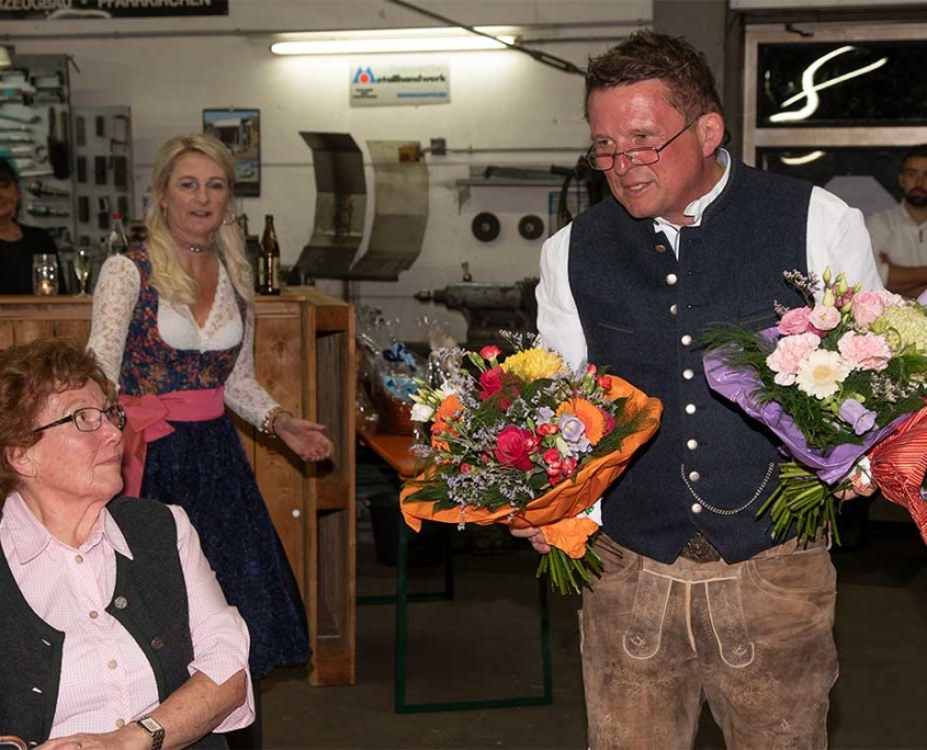 Blumen zum Jubiläum von Schloegl Fahrzeugbau