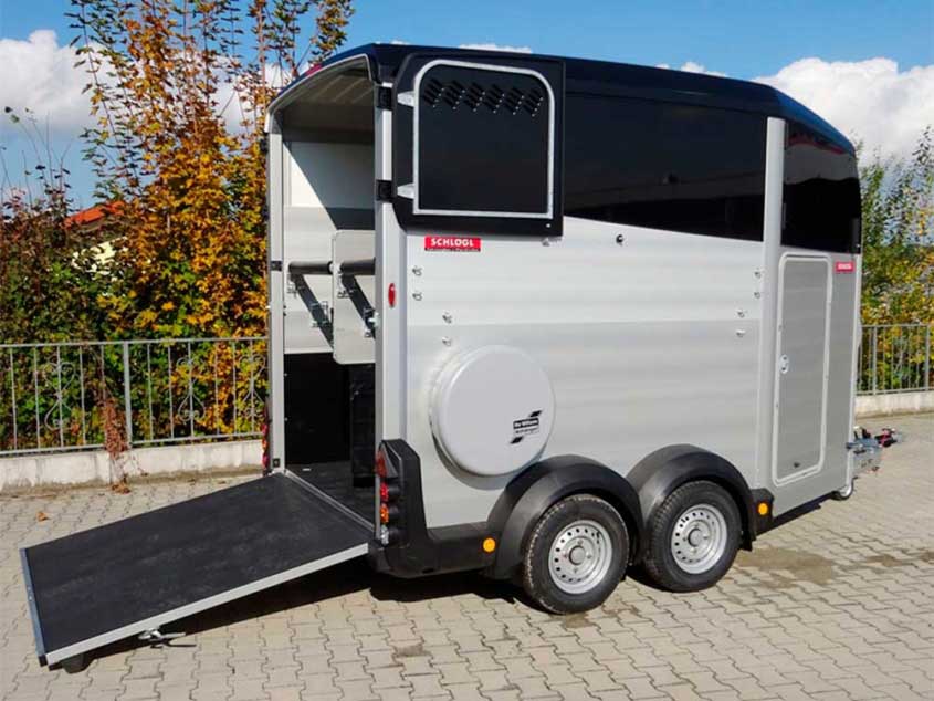 Pferdeanhänger auf Tandemfahrgestell, keilförmig, mit Tür und schwarzer Kontrastlackierung