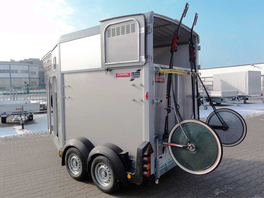 Pferdeanhänger von ifor Williams auf Tandemfahrgestell mit Rampe und Aufhängung für den Sulki