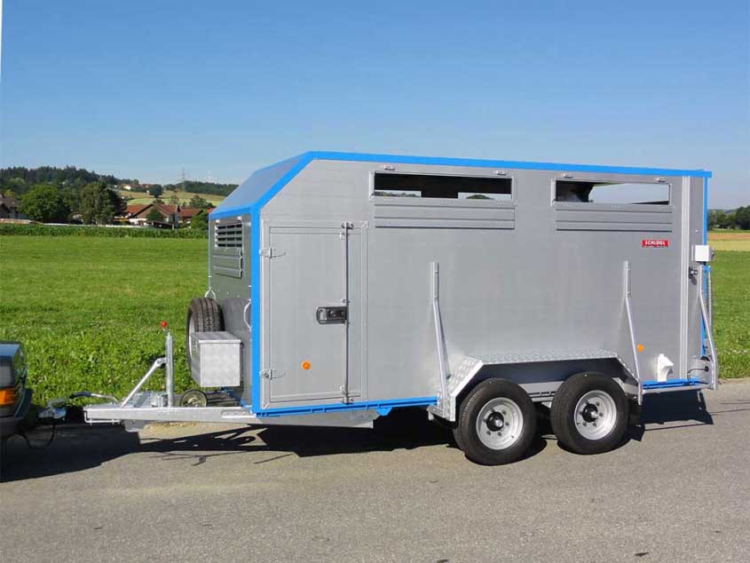 Viehanhänger aus Alu, gerade Form, auf Tandemfahrgestell, blaue Detaillackierung, mit Fenster, Tür und Werkzeugbox