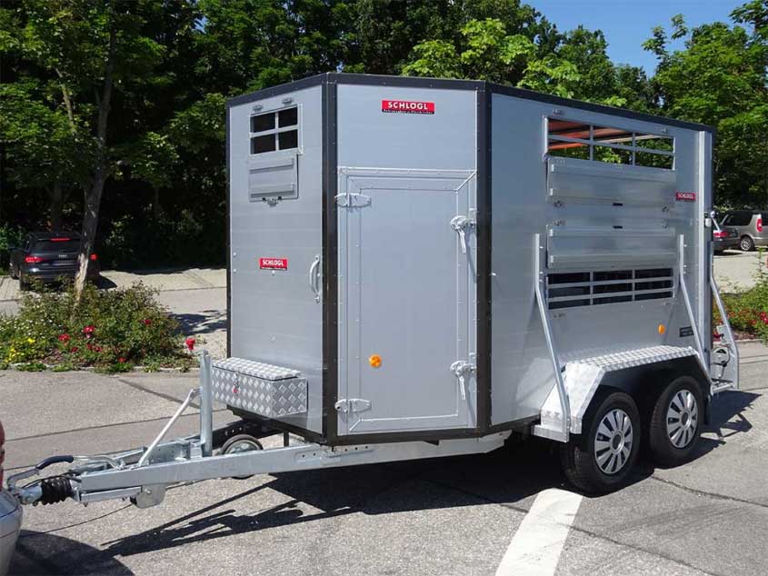 Keilförmiger Viehanhänger aus Alu auf Tandemfahrgestell mit Detaillackierung, Fenster und Türen