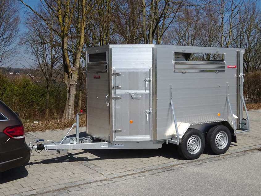 Vieh-Anhänger aus Alu auf Tandemfahrgestell mit Türe und Fenster