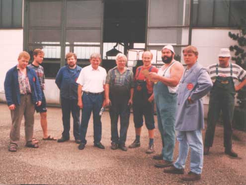 Erich Schlögl sen. (Mitte) und Erich Schlögl jun. (rechts) mit Mitarbeitern.