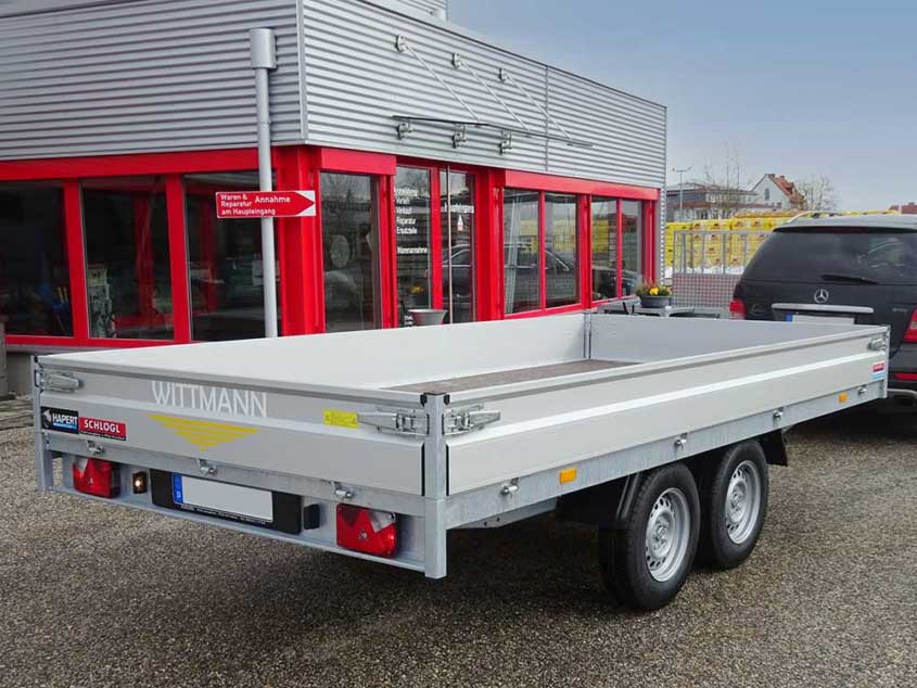 Kasten-Hochlader-Anhänger aus Alu auf Tandemfahrgestell.