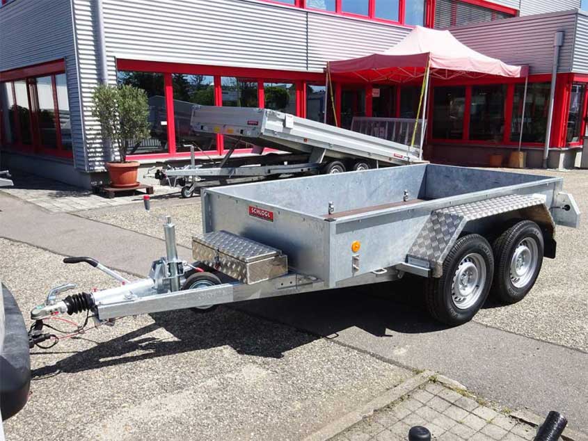 Kasten-Tieflader-Anhänger aus Alu auf Tandemfahrgestell. Kasten-Tieflader-Anhänger aus Alu auf Tandemfahrgestell.