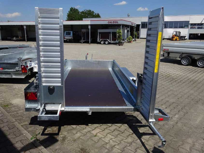 Tandemanhänger mit Rampe und niedriger Bordwand für Fahrzeuge und Baumaschinen.