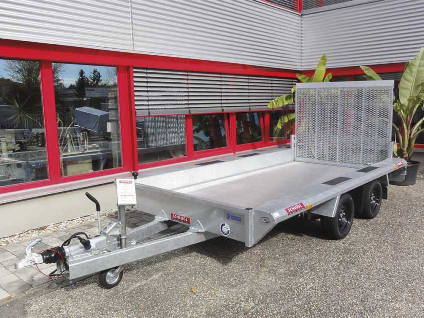 Tandemanhänger mit Rampe und niedriger Bordwand für Fahrzeuge und Baumaschinen.