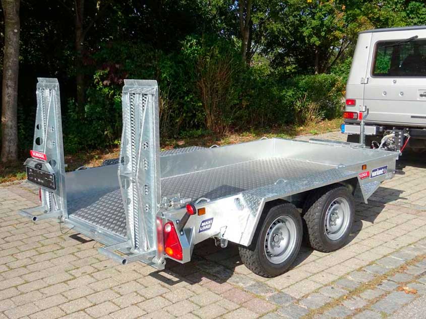 Tandemanhänger mit Rampe und niedriger Bordwand für Fahrzeuge und Baumaschinen.