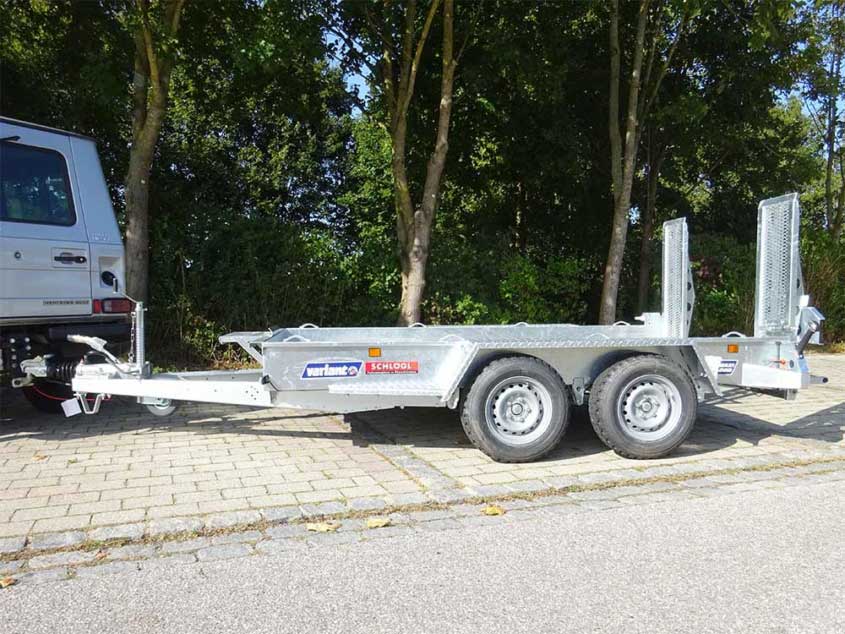 Tandemanhänger mit Rampe und niedriger Bordwand für Fahrzeuge und Baumaschinen.