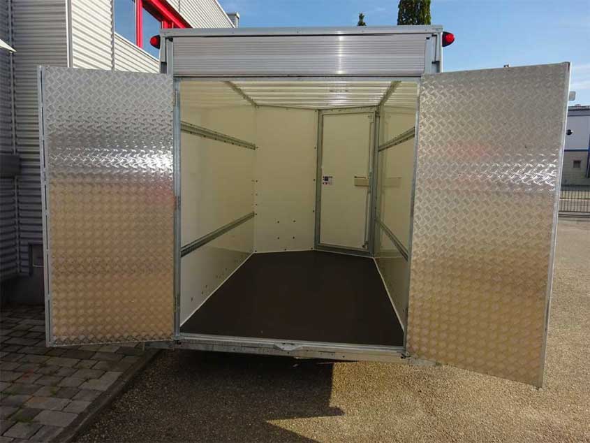Tandem-Koffer-Anhänger mit Flügeltüren.