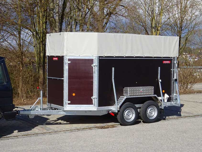 Viehanhänger aus Holz, keilförmig, auf Tandemfahrgestell mit Tür, Planenabdeckung und Werkzeugbox