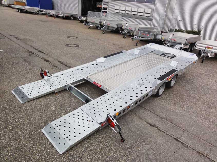 Autotransporter auf Tandemfahrgestell ohne Bordwände mit Auffahrschienen