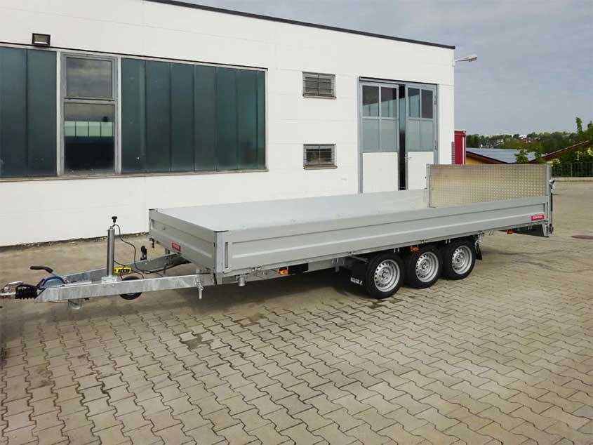 Fahrzeugtransporter auf Tridemfahrgestell mit Bordwänden und Auffahrrampe, kippbar