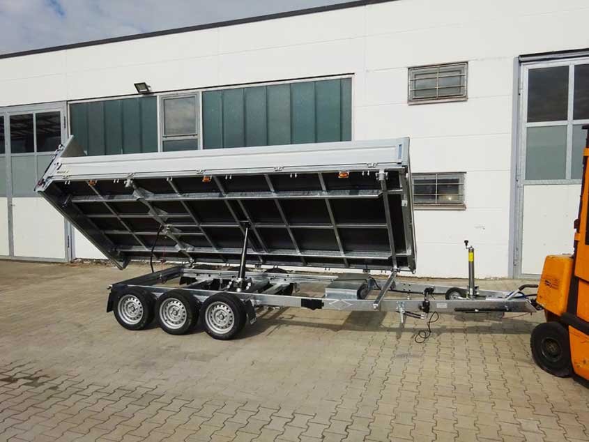 Fahrzeugtransporter auf Tridemfahrgestell mit Bordwänden und Auffahrrampe, kippbar
