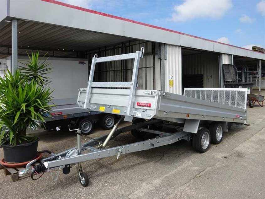 Fahrzeugtransporter auf Tandemfahrgestell mit Bordwänden und Auffahrrampe, kippbar