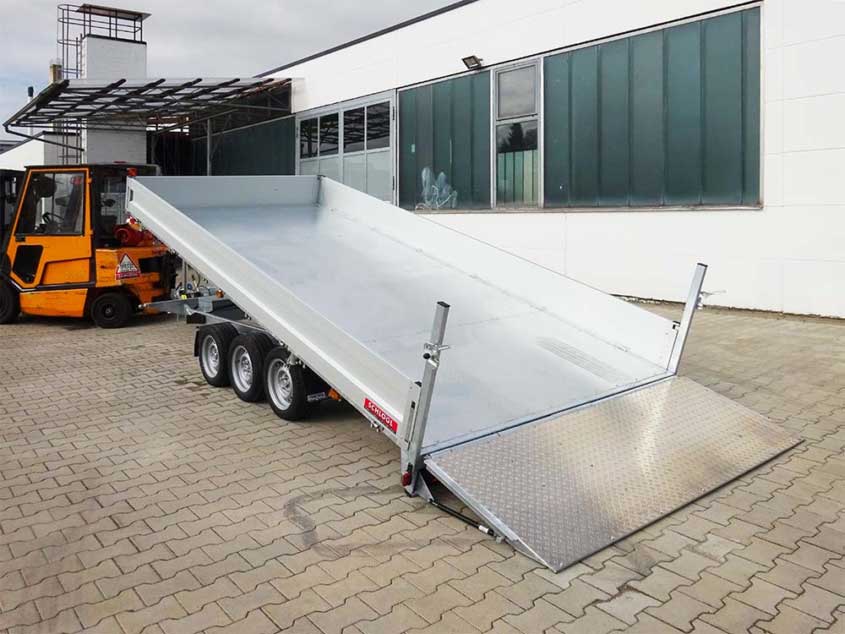 Fahrzeugtransporter auf Tridemfahrgestell mit Bordwänden und Auffahrrampe, kippbar