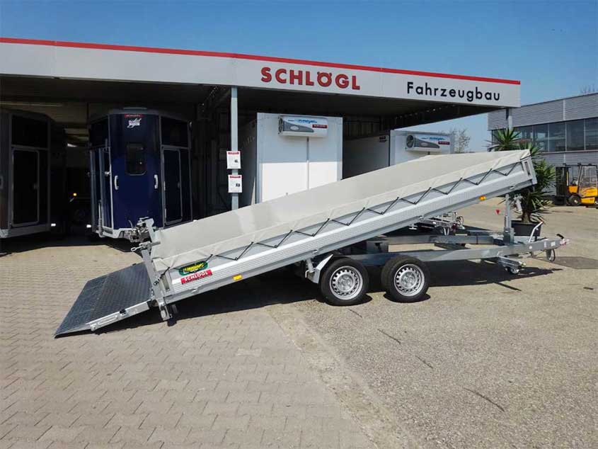 Fahrzeugtransporter auf Tandemfahrgestell mit Abdeckplane und Auffahrrampe, kippbar