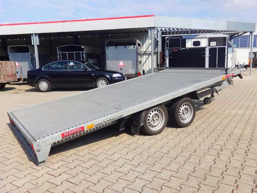 Fahrzeugtransporter auf Tandemfahrgestell ohne Bordwände, kippbar