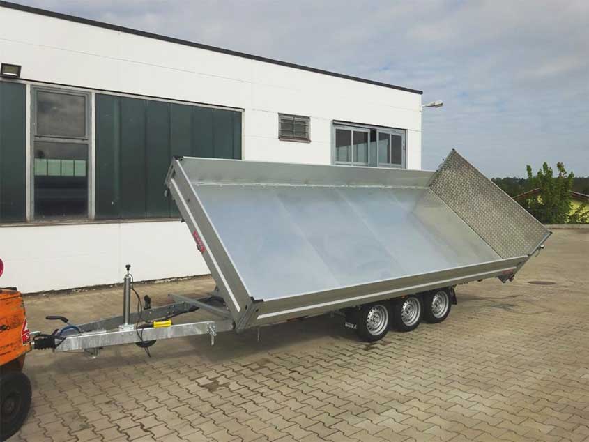 Fahrzeugtransporter auf Tridemfahrgestell mit Bordwänden und Auffahrrampe, kippbar