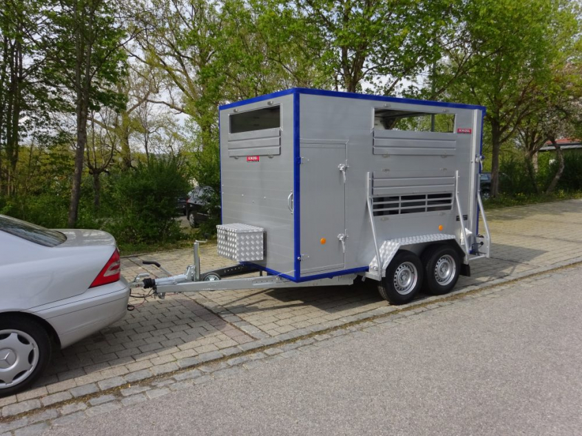 Tandem-Pkw-Alu-Viehanhänger, Lackierung, Ränder farblich abgesetzt
